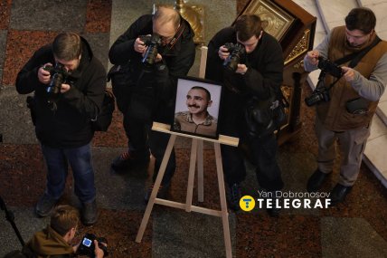 Фотограф, який тримав камеру і зброю, повернувся додому на щиті /Ян Доброносов, "Телеграф"