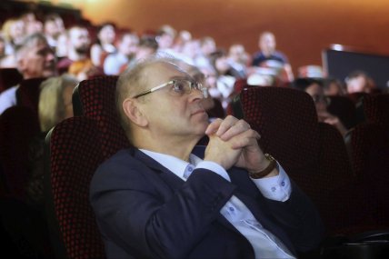 Один из героев фильма «Зброя незалежності», руководитель Национальной ассоциации оборонной промышленности Украины (NAUDI) и спаситель «Богданы» Сергей Пашинский во время просмотра фильма