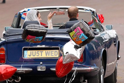 Кейт Миддлтон и принц Уильям в машине принца Чарльза