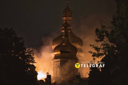 В результате пожара повреждены крыша и купола Успенского собора