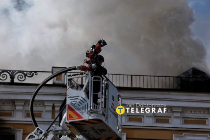 Рятувальники гасять пожежу. Фото: Ян Доброносов "Телеграф"