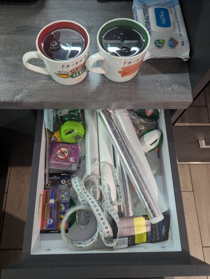 Ножницы в шкафу