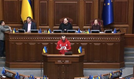 В сети критикуют костюм Лещенко в ВР