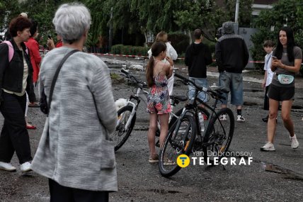 Приліт дрона у Деснянському районі Києва - люди збираються біля будинку