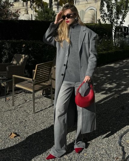 Красные аксессуары оживляют образ