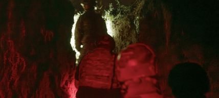 Военные выходят из блиндажа после предупреждения об угрозе атаки