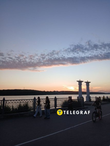 Набережна Тернопільського ставу на заході сонця