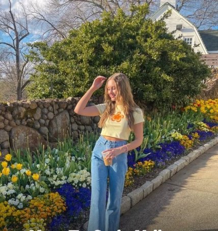 Коротка футболка і джинси