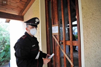 Карабінер біля дверей