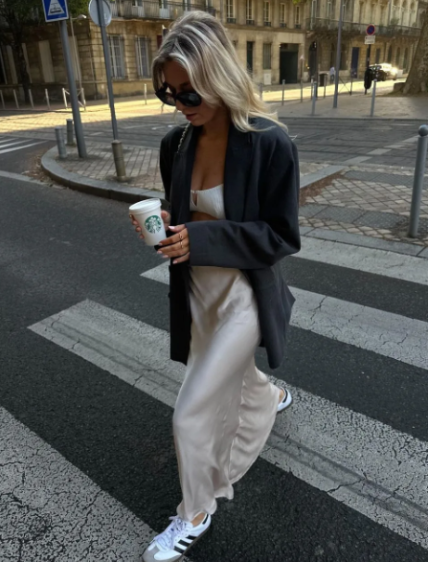 Шелковая юбка с пиджаком и кедами