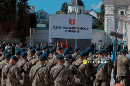 На площади выстроились украинские военные