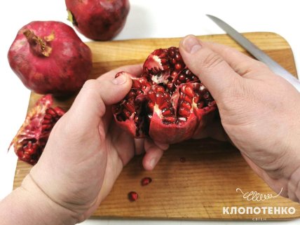 Осторожно разломайте фрукт по линиям надреза