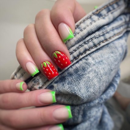 клубника на ногтях