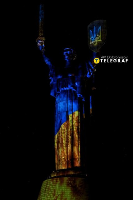 Лазерно-світлове шоу на монументі Батьківщина-Мати у Києв