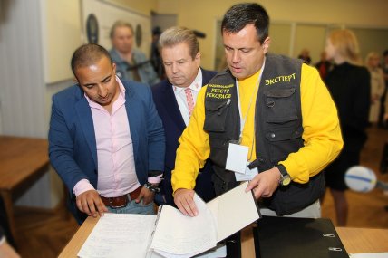 Михайло Поплавський та експерти реєстру рекордів