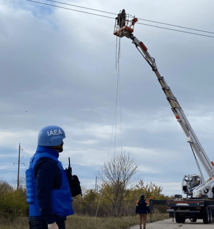 Представник МАГАТЕ спостерігає за ремонтом лінії електромереж на ЗАЕС