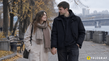 влюбленная пара гуляет городом