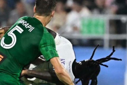 Сарапий тянет за волосы Кина