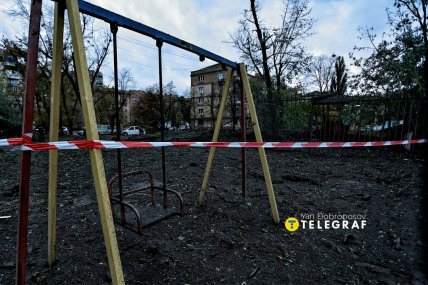 Знищений дитячий майданчик /Ян Доброносов, "Телеграф"