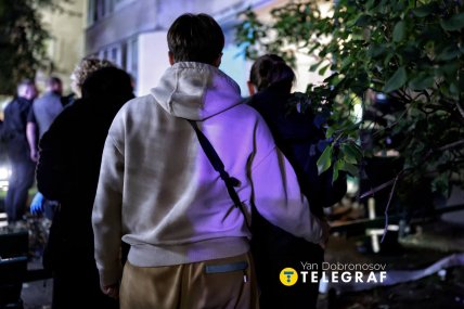 Люди на місці влучання у будинок у Києві. Фото Ян Доброносов