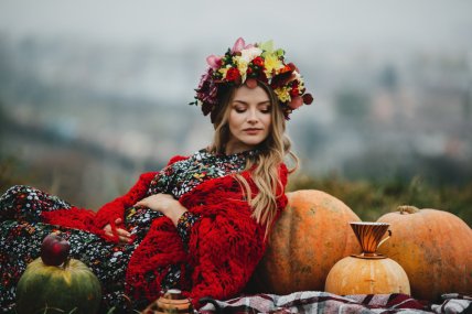 девушка на природе осенью