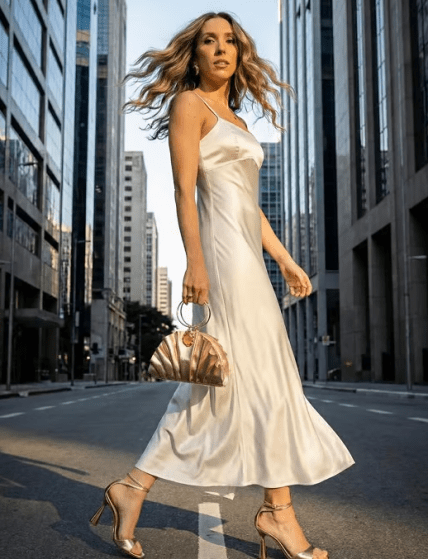 сукня біла на дівчині