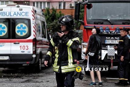 Приліт дрона у Деснянському районі Києва - на місці працює ДСНС