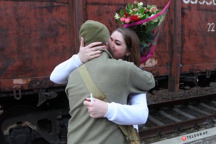 Український військовий зробив дівчині пропозицію на вокзалі Краматорська