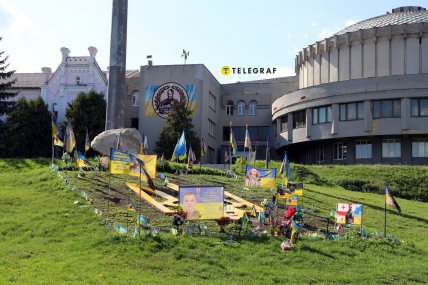 Флаги за погибших военных ставят на площади у флага в Сумах