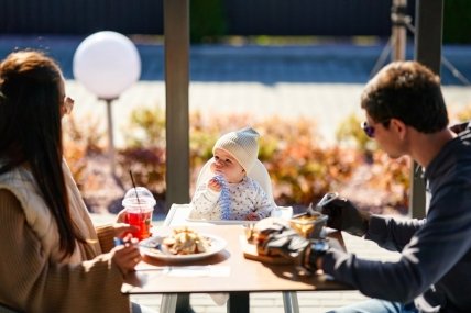 Родина за столом в кафе