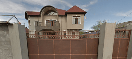 Так дом выглядит с улицы (фото – скриншот из Googlemaps)