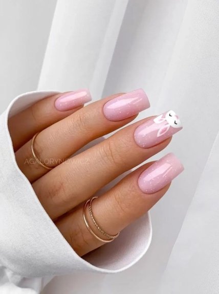 Маникюр с зайкой на светло-розовой основе