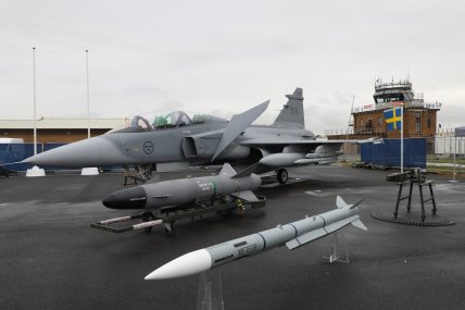 Ракета MBDA Meteor перед самолетом SAAB JAS 39 Gripen