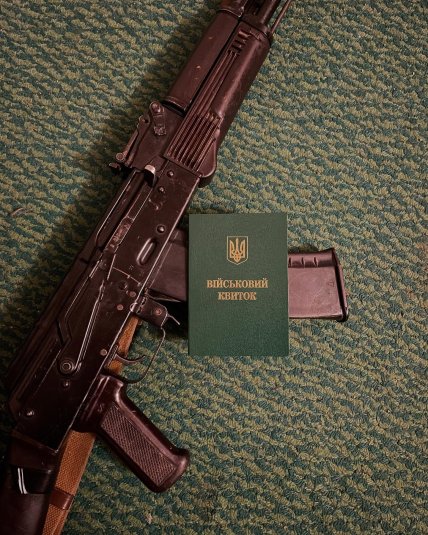 ласточкін з автоматом