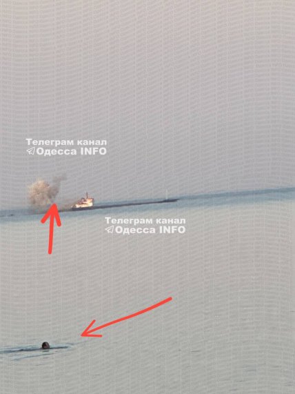 Судно палає після прильоту у Чорному морі, а відпочивальники плавають у морі