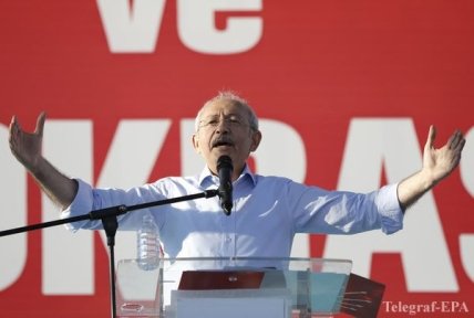 В Турции проходит митинг за демократию, прибыли президент и премьер страны