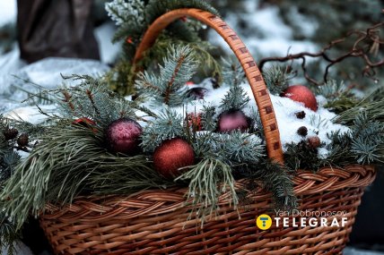 Новорічний кошик на могилі Геннадія Кернеса