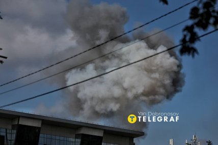 Дым в небе после атаки российских беспилотников