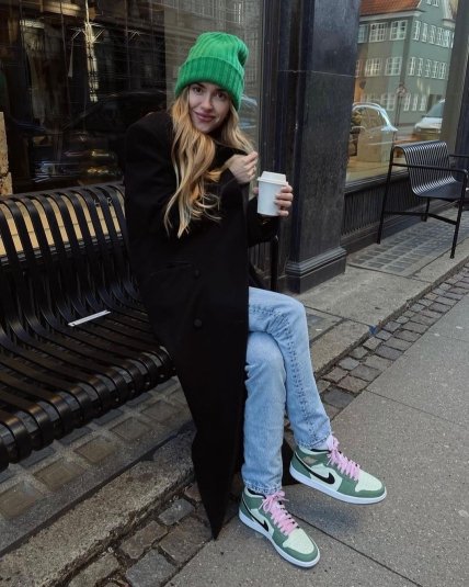 Образ с пальто и зеленой шапкой