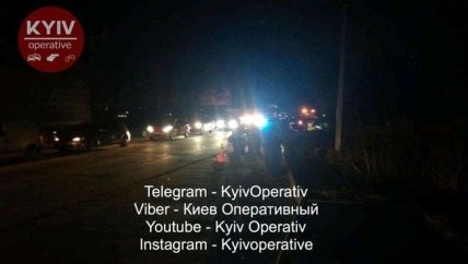 В пригороде Киева автомобиль сбил пешехода: возмущенные люди перекрыли дорогу