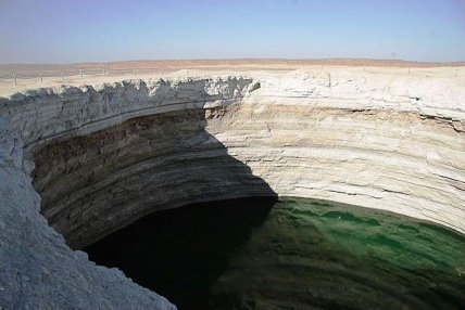 Водний кратер Дарваза
