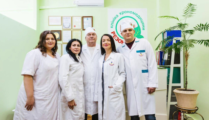 Коллектив медицинских работников Клиники хрономедицины "Резонанс". Николай Полищук по центру