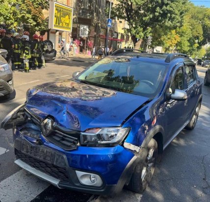 синя автівка зі знятими номерними знаками