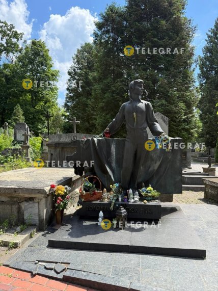 Владимир Ивасюк могила во Львове