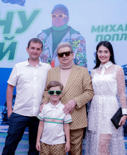 Михайло Поплавський із сином, невісткою та онуком Єгором