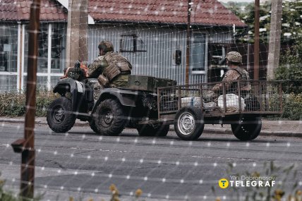 Дорога захищена антидроновою сіткою. Фото Ян Доброносов