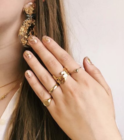 Маникюр с золотой фольгой