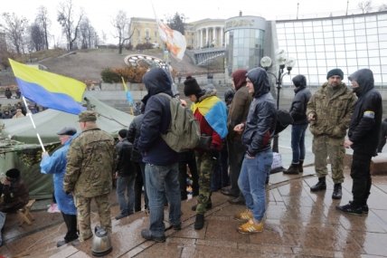 Коммунальщики демонтируют палатки на Майдане