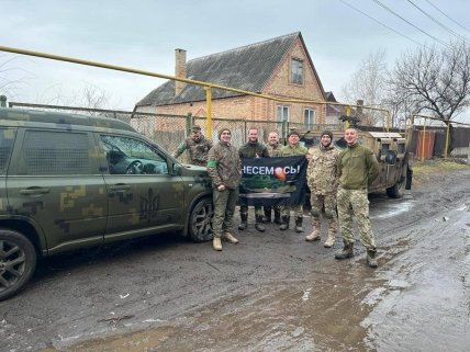 Бойцы ВСУ с автомобилями