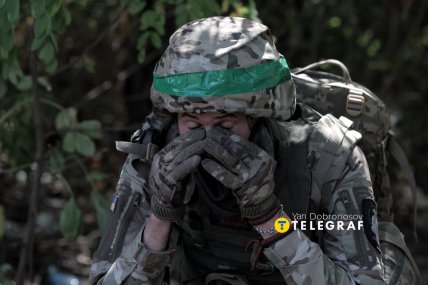 Втомлений військовий у Дружківці. Фото: Ян Доброносов "Телеграф"